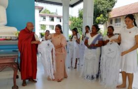 ජාතික රෝහලේ පන්සලට වෙසක් පහන් කූඩු පරිත්‍යාග කිරීම